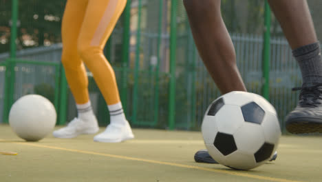 Porträt-Einer-Jungen-Frau-Mit-Fußball-Auf-Einem-Künstlichen-Fußballplatz-Im-Städtischen-Stadtgebiet