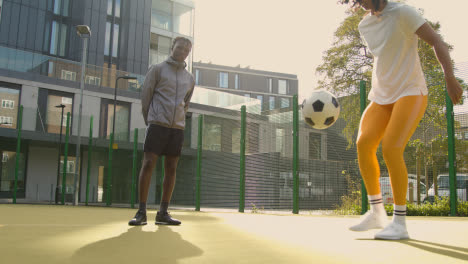 Jugadores-Jóvenes-Pateando-Y-Pasando-Fútbol-En-Un-Campo-De-Fútbol-Artificial-En-El-área-Urbana-De-La-Ciudad-2