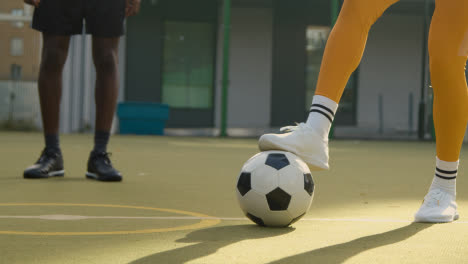 Männliche-Und-Weibliche-Spieler,-Die-Auf-Künstlichem-Fußballplatz-Im-Städtischen-Stadtgebiet-Trainieren-Und-Sich-Aufwärmen