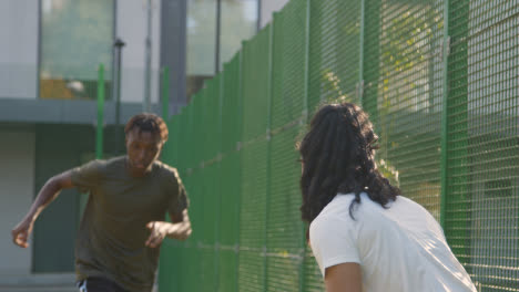 Retrato-De-Una-Joven-Sosteniendo-Fútbol-En-Un-Campo-De-Fútbol-Artificial-En-El-área-Urbana-De-La-Ciudad-4