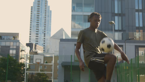 Cerca-De-Jugadores-Que-Practican-El-Control-Del-Balón-En-Un-Campo-De-Fútbol-Artificial-En-El-área-Urbana-De-La-Ciudad-1