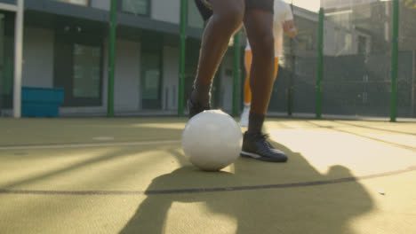 Nahaufnahme-Einer-Jungen-Frau,-Die-Fußball-Auf-Dem-Mittelkreis-Eines-Künstlichen-Fußballplatzes-In-Einer-Stadt-Zum-Anstoß-Platziert-3