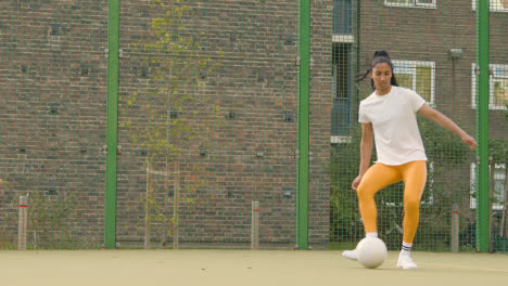 Retrato-De-Un-Joven-Serio-En-Un-Campo-Deportivo-En-El-área-Urbana-De-La-Ciudad