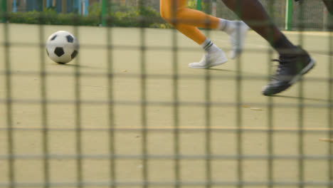 Kicker-Und-Passspieler-Auf-Künstlichem-Fußballplatz-Im-Urbanen-Stadtgebiet-2