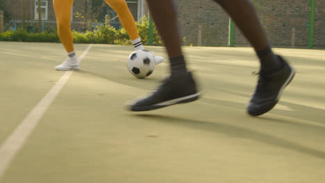 Spielerin,-Die-Fußball-Auf-Einem-Künstlichen-Fußballplatz-Im-Stadtgebiet-Tritt-Und-Weitergibt