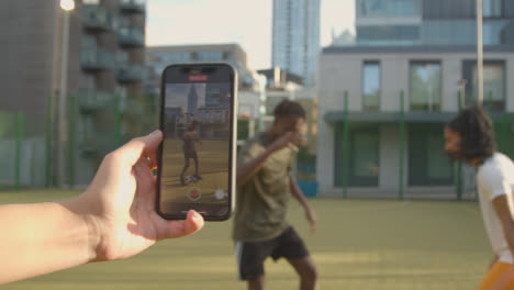 Jugador-De-Fútbol-Masculino-Dirigiendo-La-Pelota-En-Un-Campo-De-Fútbol-Artificial-En-El-área-Urbana-De-La-Ciudad