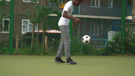 Spieler,-Die-Fußball-Auf-Künstlichem-Fußballplatz-Im-Städtischen-Stadtgebiet-Kontrollieren