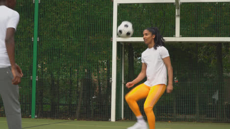 Overhead-Aufnahme-Von-Männlichen-Und-Weiblichen-Fußballspielern,-Die-Passing-Fußball-üben