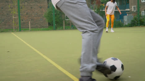 Kicker-Und-Passspieler-Auf-Künstlichem-Fußballplatz-Im-Urbanen-Stadtgebiet-4