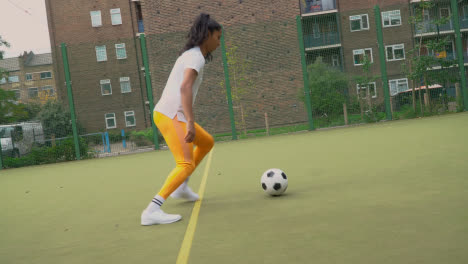 Cerca-De-Jugadores-Pateando-Y-Pasando-Fútbol-En-Un-Campo-De-Fútbol-Artificial-En-El-área-Urbana-De-La-Ciudad