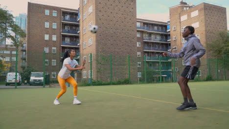 Cerca-De-Jugadores-Pateando-Y-Pasando-Fútbol-En-Un-Campo-De-Fútbol-Artificial-En-El-área-Urbana-De-La-Ciudad-1