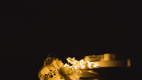 Maraña-De-Luces-Del-árbol-De-Navidad-Listas-Para-Ser-Puestas-En-El-árbol