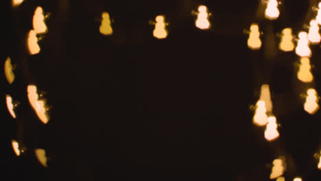 Hintergrund-Der-Weihnachtsbeleuchtung-In-Form-Von-Schneemännern-1