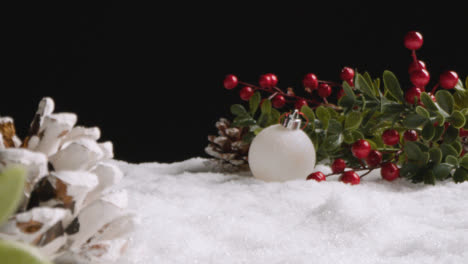 Estudio-Navidad-Bodegón-Con-Decoraciones-Bayas-Y-Piñas-En-Nieve-Artificial-4