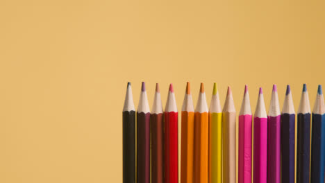 Foto-De-Estudio-De-Lápices-Multicolores-Sobre-Fondo-Amarillo-3