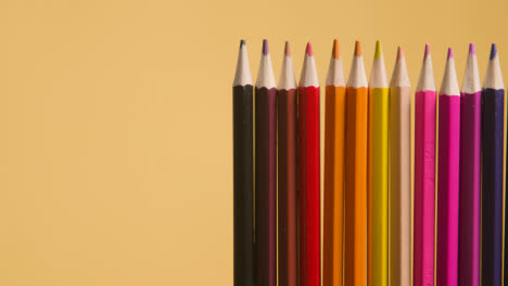 Foto-De-Estudio-De-Lápices-Multicolores-Sobre-Fondo-Amarillo-5