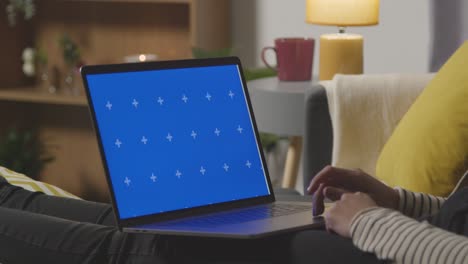 Nahaufnahme-Einer-Frau-Zu-Hause,-Die-Online-Mit-Green-Screen,-Blue-Screen-Laptop-Computer-Einkauft