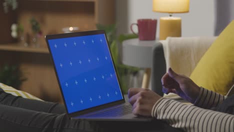 Nahaufnahme-Einer-Frau-Zu-Hause,-Die-Online-Mit-Green-Screen,-Blue-Screen-Laptop-Computer-1-Einkauft