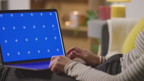 Nahaufnahme-Einer-Frau-Zu-Hause,-Die-Online-Mit-Grünem-Bildschirm-Und-Blauem-Bildschirm-Einkauft-Laptop-Computer-3