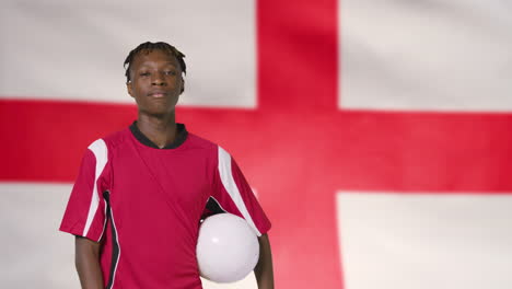 Junger-Fußballer,-Der-Vor-England-flagge-01-Zur-Kamera-Geht