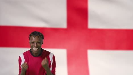 Junger-Fußballer-Feiert-Vor-Kamera-Vor-England-Flagge-01