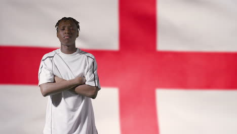 Junger-Fußballer,-Der-Vor-England-Flagge-Zur-Kamera-Geht-02