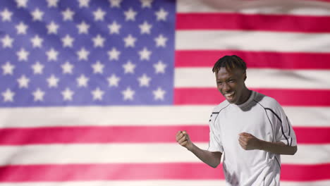 Joven-Futbolista-Celebrando-A-La-Cámara-Frente-A-La-Bandera-De-Estados-Unidos-01