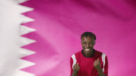 Junger-Fußballer-Feiert-Vor-Kamera-Vor-Katar-Flagge-01