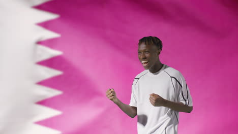 Junger-Fußballer-Feiert-Vor-Kamera-Vor-Katar-flagge-02