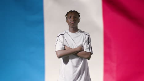 Junger-Fußballer,-Der-Fußball-Vor-Frankreich-flagge-Hält
