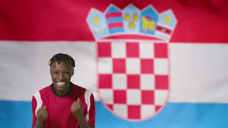 Junger-Fußballer-Feiert-Vor-Kamera-Vor-Kroatien-Flagge-01