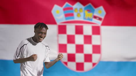 Junger-Fußballer-Feiert-Vor-Kamera-Vor-Kroatien-Flagge-02