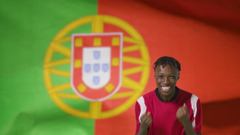 Junger-Fußballer-Feiert-Vor-Der-Kamera-Vor-Portugal-Flagge-01