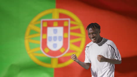 Junger-Fußballer-Feiert-Vor-Der-Kamera-Vor-Portugal-Flagge-02