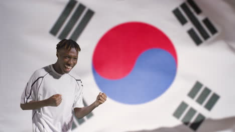 Joven-Futbolista-Celebrando-A-La-Cámara-Frente-A-La-Bandera-De-Corea-Del-Sur-02