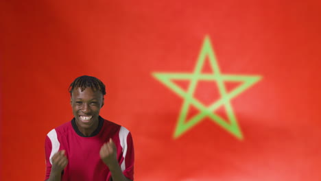Junger-Fußballer-Feiert-Vor-Kamera-Vor-Marokko-Flagge-01