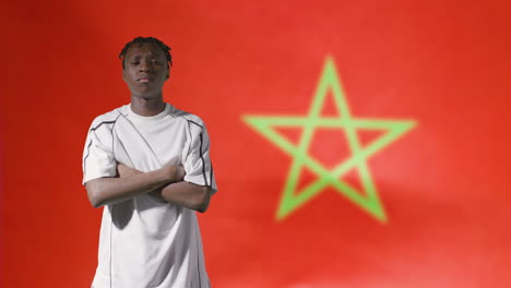 Junger-Fußballer-Posiert-Vor-Marokko-Flagge-02