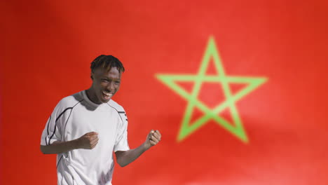Junger-Fußballer-Feiert-Vor-Kamera-Vor-Marokko-Flagge-02