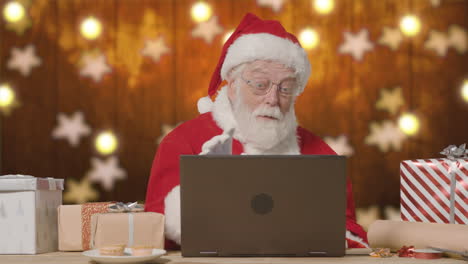 Weihnachtsmann-Benutzt-Seinen-Laptop-Für-Videoanrufe