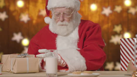 Santa-Claus-Comiendo-Un-Pastel-De-Carne-Picada