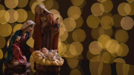 Studio-Weihnachtsszene-Mit-Figuren-Von-Mary-Joseph-Und-Dem-Jesuskind-In-Der-Krippe-Aus-Der-Krippe-Mit-Lichtern