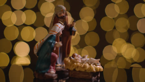 Studio-Weihnachtsszene-Mit-Figuren-Von-Maria-Joseph-Und-Dem-Jesuskind-In-Der-Krippe-Aus-Der-Krippe-Mit-Lichtern-1