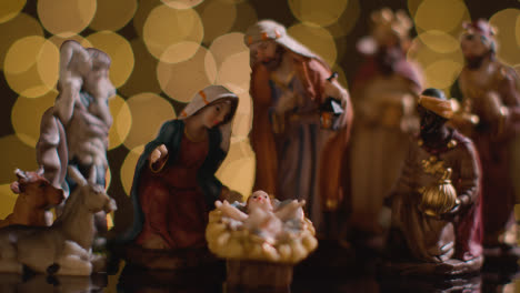 Estudio-Concepto-Navideño-Del-Niño-Jesús-En-El-Pesebre-Con-Figuras-De-La-Escena-De-La-Natividad-Con-Luces