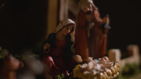 Studio-Weihnachtsszene-Mit-Figuren-Von-Mary-Joseph-Und-Jesuskind-In-Der-Krippe-Aus-Der-Krippe