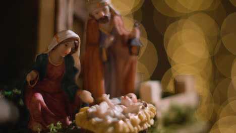 Studio-Weihnachtsszene-Mit-Figuren-Von-Maria-Josef-Und-Dem-Jesuskind-In-Der-Krippe-Aus-Krippe-1
