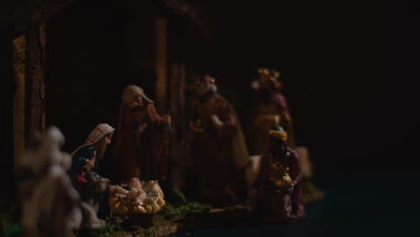 Studio-Weihnachtskonzept-Des-Jesuskindes-In-Der-Krippe-Mit-Figuren-Aus-Der-Krippe-3