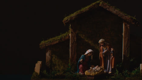 Studio-Escena-Navideña-Con-Figuras-De-María-José-Y-El-Niño-Jesús-En-El-Pesebre-De-La-Natividad-2