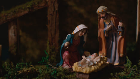 Studio-Weihnachtsszene-Mit-Figuren-Von-Maria-Joseph-Und-Dem-Jesuskind-In-Der-Krippe-Aus-Krippe-3
