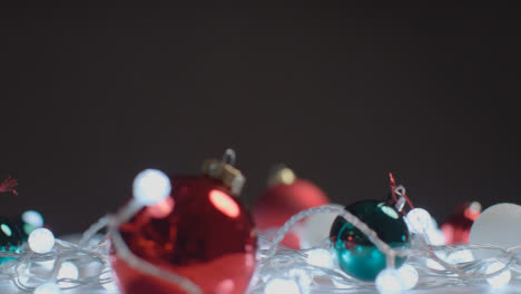 Urlaubskonzept-Mit-Rotierenden-Weihnachtsbaumlichtern-Und-Dekorationen-Vor-Schwarzem-Hintergrund