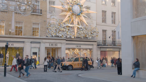 Luces-Y-Adornos-Navideños-Fuera-De-Las-Tiendas-De-Lujo-En-La-Zona-Comercial-Del-West-End-De-Londres